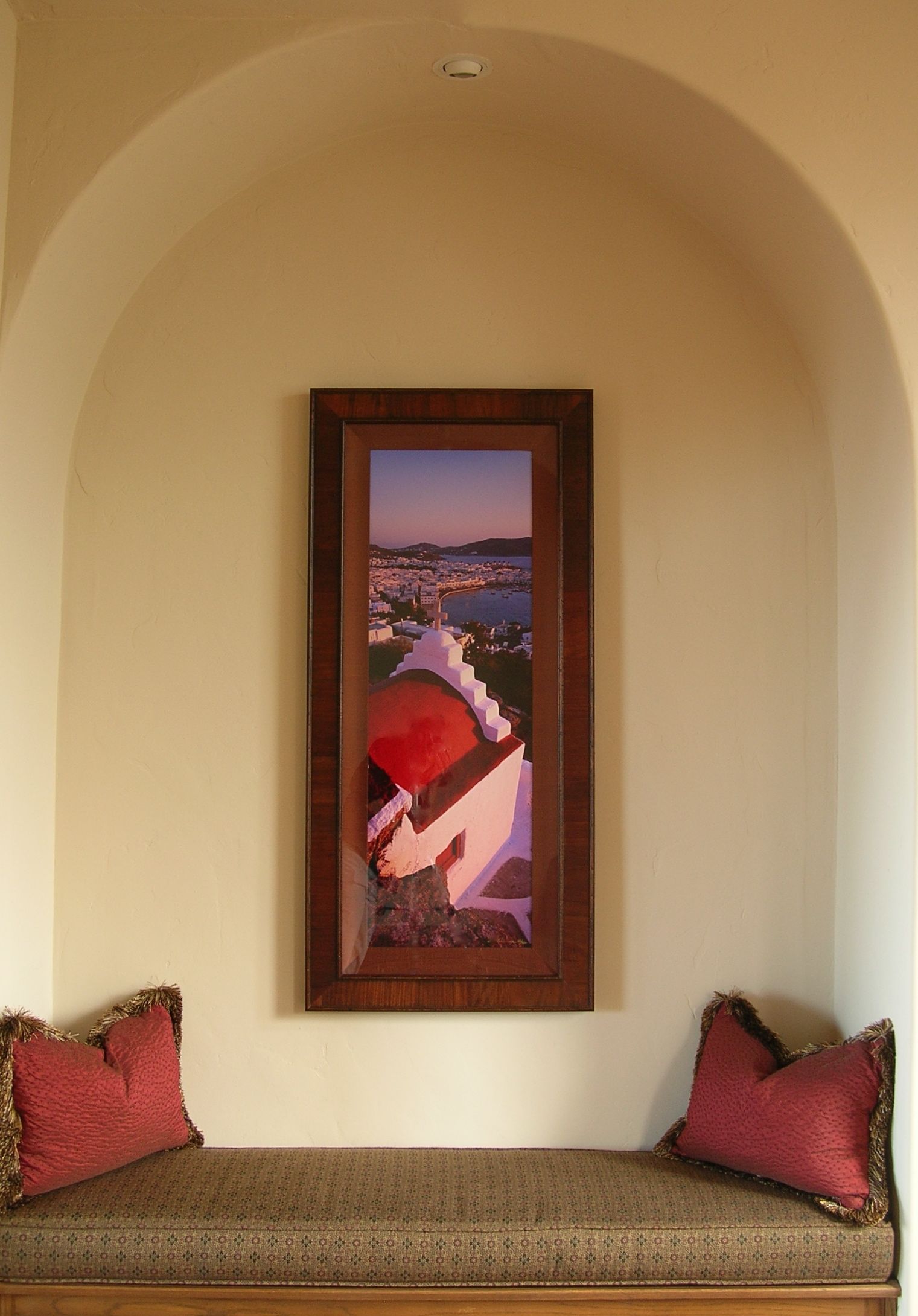 sitting_bench_in_niche_with_custom_seat_cushion_and_fabulous_photography_3